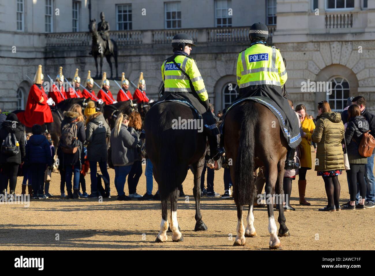 London, England, Großbritannien. Die berittene Polizei nimmt täglich um 11:00 Uhr an der Wachwechsel in der Horse Guards Parade Teil. Rettungsschwimmer (Haushaltskavallerie) Stockfoto