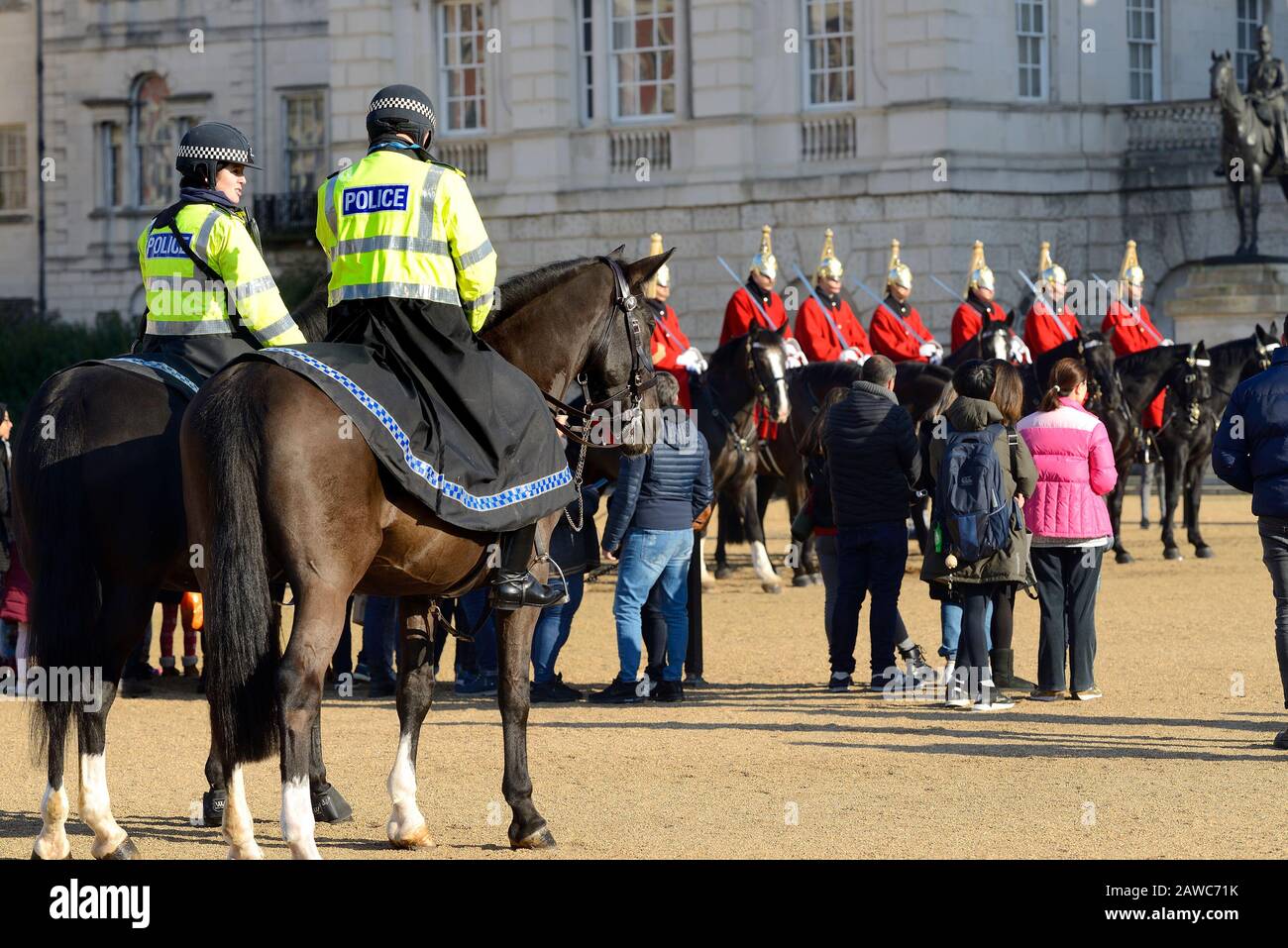 London, England, Großbritannien. Die berittene Polizei nimmt täglich um 11:00 Uhr an der Wachwechsel in der Horse Guards Parade Teil. Rettungsschwimmer (Haushaltskavallerie) Stockfoto