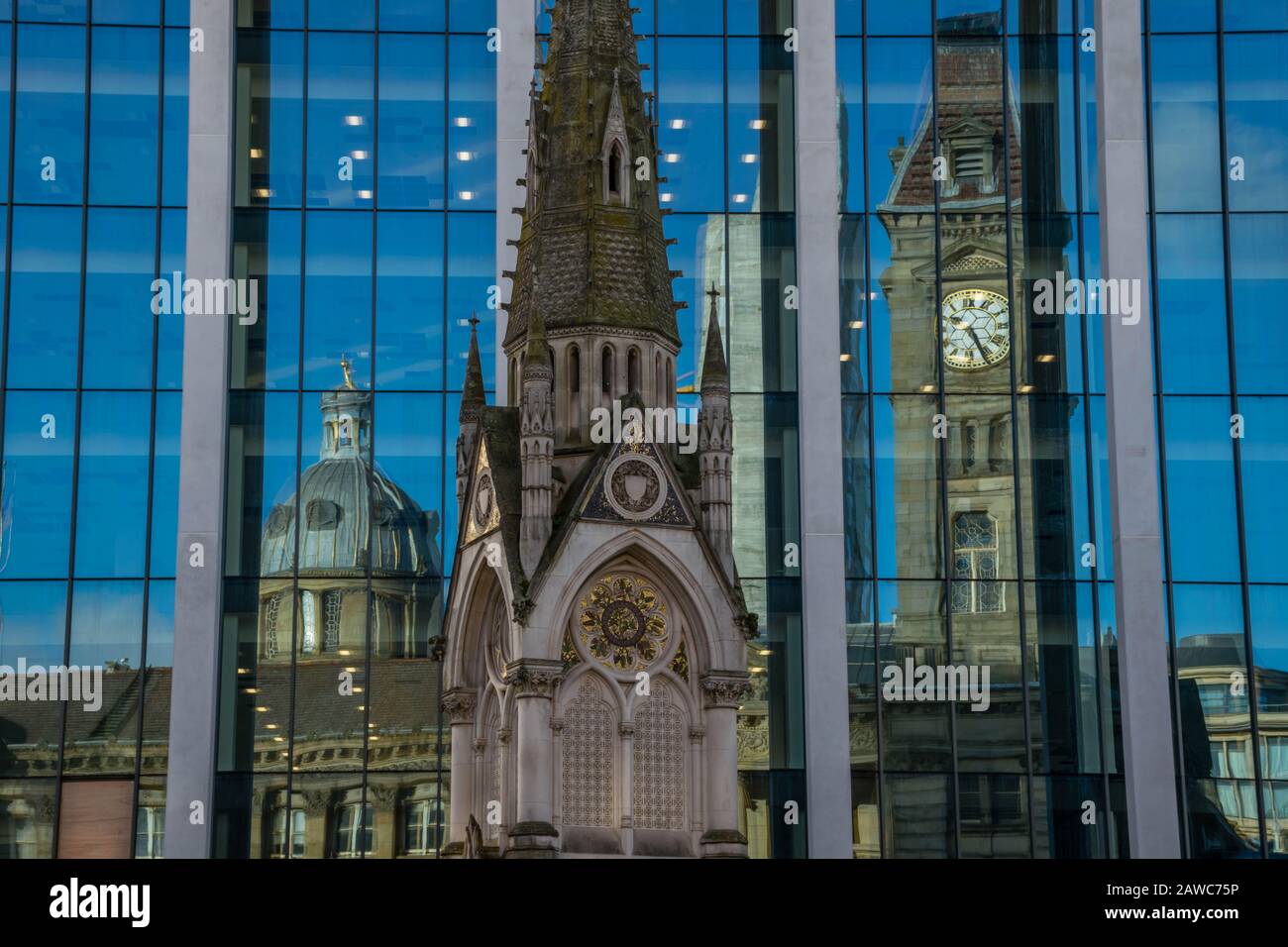 Uhrturm Spiegelung und Denkmal Stockfoto