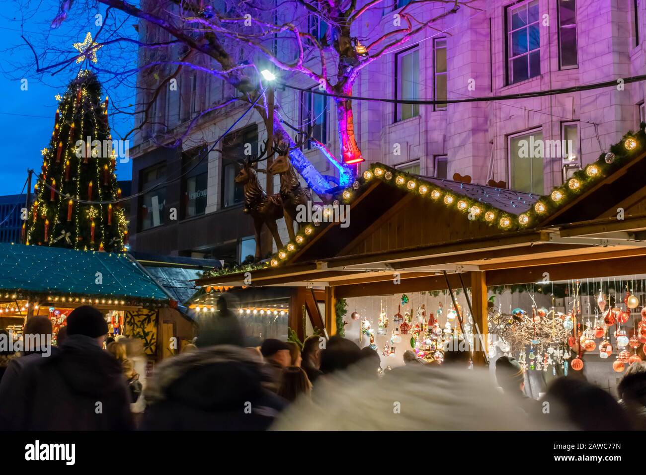 Geschäfte auf dem weihnachtsmarkt in Birmingham, Großbritannien Stockfoto