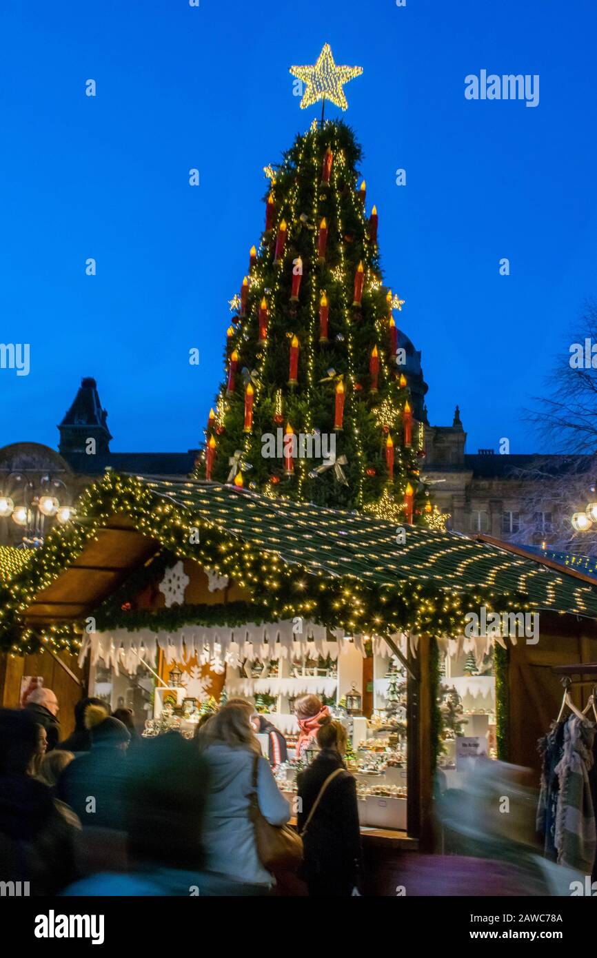 Souvenirladen auf dem Weihnachtsmarkt, Birmingham UK Stockfoto