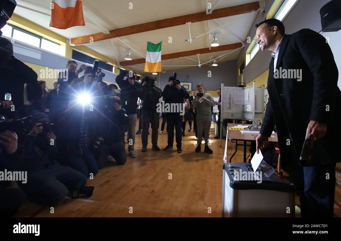 Dublin, Irland. Februar 2020. Bundestagswahl 2020. Taoiseach und Fine Gael Leader Leo Varadkar umgeben von Medien, während er seine Stimme in die Wahlurne des Wahllokals in Soil Thomáis, Castleknock, Dublin abgab. Foto: SAM Boal/RollingNews.ie/Alamy Live News Stockfoto