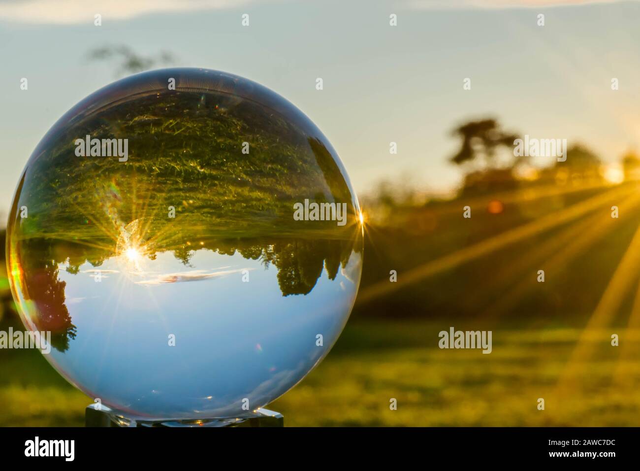 Ein Lensbal mit Blick auf das Feld bei Sonnenuntergang Stockfoto