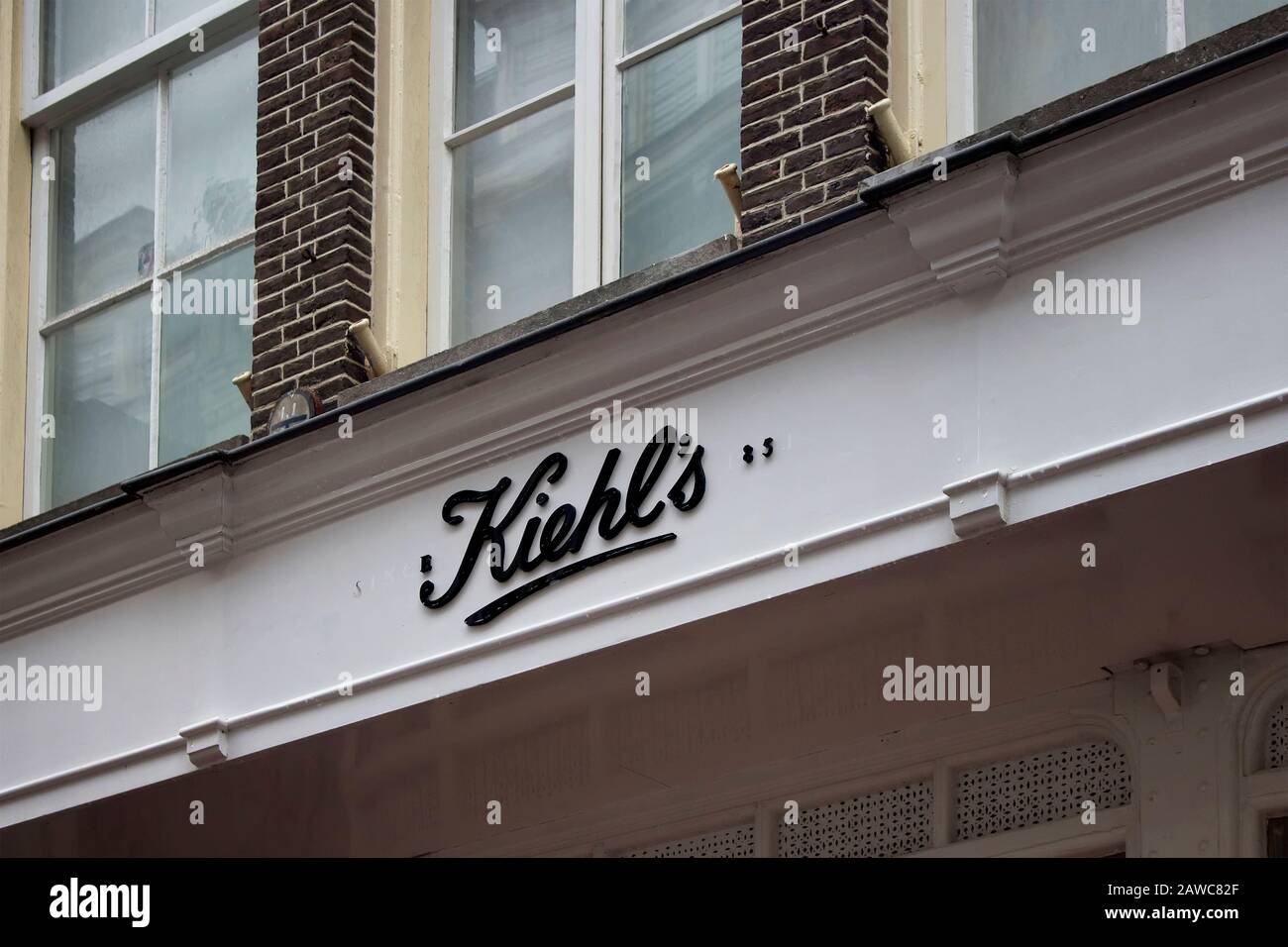 Blick auf die amerikanische Kosmetikmarke Händler Store auf der Kalverstraat Straße in Amsterdam. Stockfoto