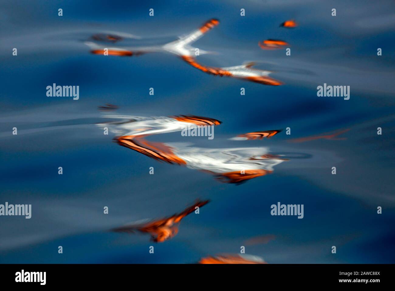 Moody Abstract Bild der Künstlerischen grafischen Wasserreflexionen für Buchumschläge oder andere künstlerische Verwendung IV Stockfoto
