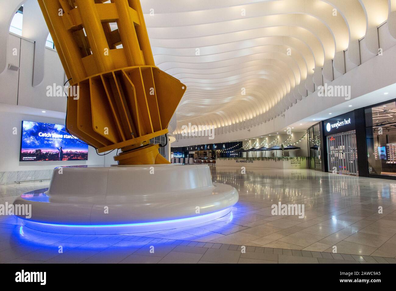 Ein leeres Einkaufszentrum im Inneren des O2 Millennium Dome in North Greenwich London Stockfoto