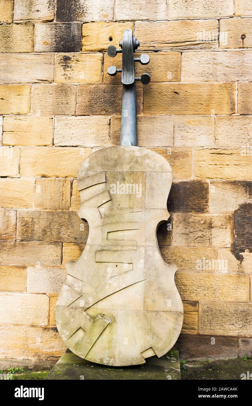 Cello Public Art on Bottle Bank, Gateshead, Großbritannien Stockfoto