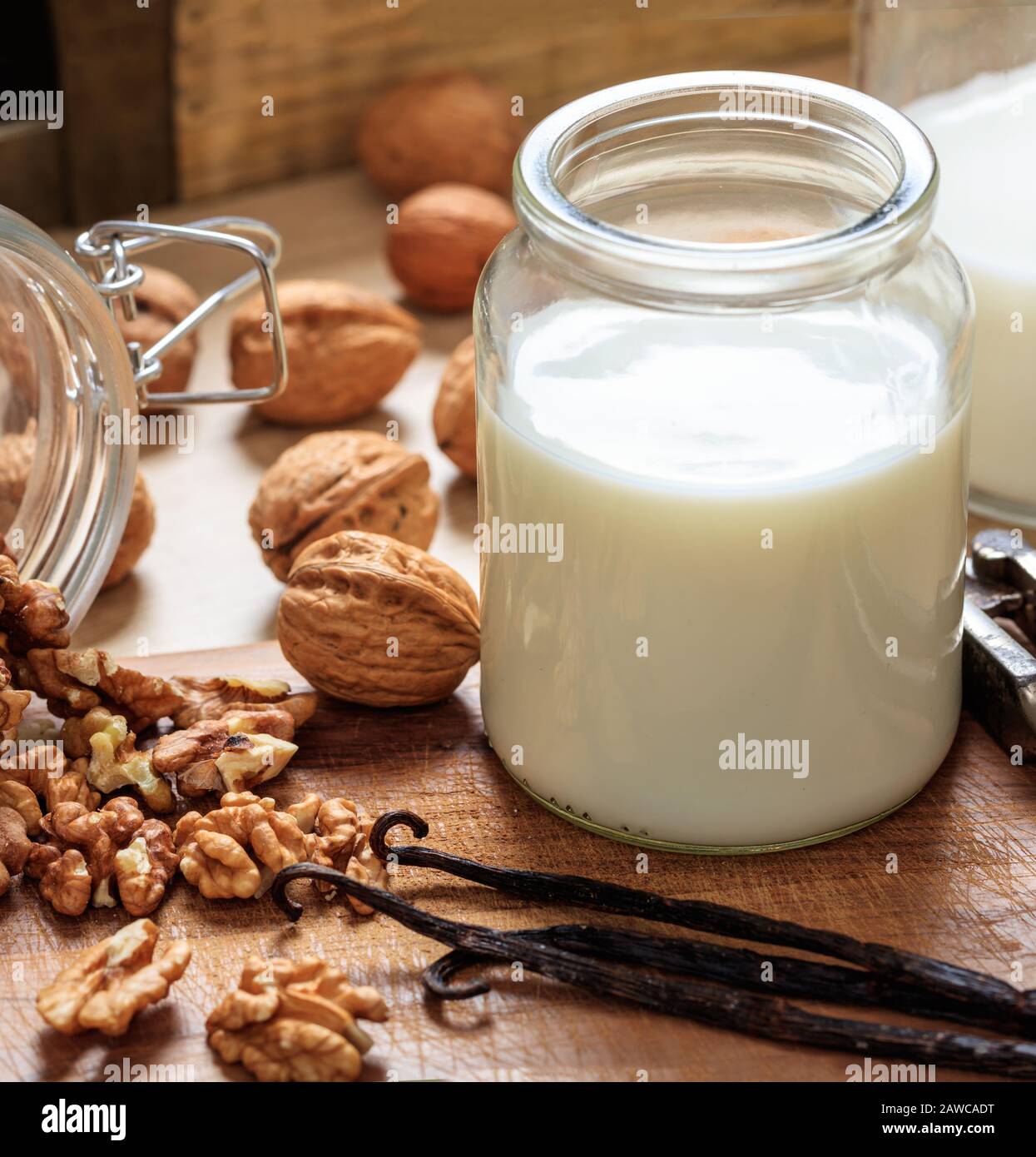 Nussmilch, kein Milchmilchersatz auf einem Holztisch. Nüsse und Glas mit Milch, laktosefreier Milchersatz für Veganer Stockfoto