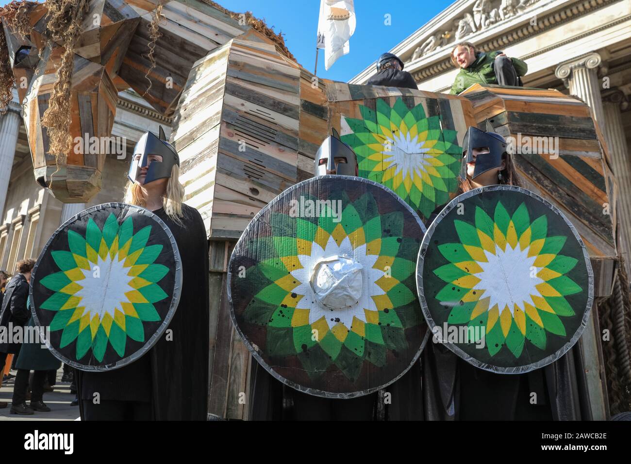 British Museum, London, 08. Februar 2020. Aus Protest gegen das fortgesetzte Sponsoring des British Museum durch den Ölriesen BP haben Klimaaktivisten einen "BP Must Fall"-Protest im British Museum in London organisiert. BP sponsert eine Trroy-Ausstellung, und der Protest ist teilweise mit einer Trojaner-Pferdereplizierung, Trojanern mit BP-Schilden, Trojanern in Silber- und Goldoutfits und der "schwarzen Brigade" in ihren langen schwarzen Gesichtern und gemalten Gesichtern umgewidmet, die sich innerhalb und außerhalb des Museums präsentieren. Kredit: Imageplotter/Alamy Live News Stockfoto