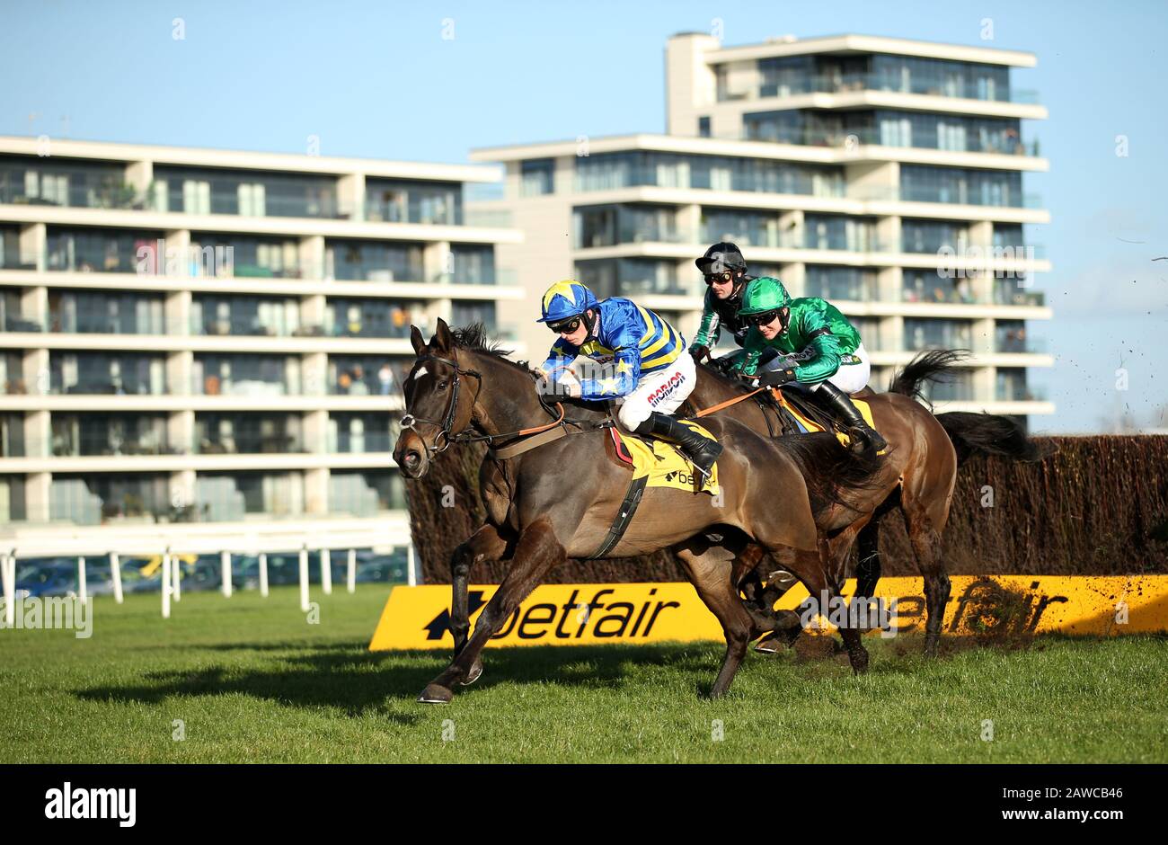 Dynamit-Dollar, die von Jockey Harry Cobden als Altior von Nico de Boinville (Center) geritten wurden, werden während des Gewinns Größer Auf Der Betfair Exchange Chase während des Betfair Super Saturday auf der Newbury Racecourse gewonnen. Stockfoto