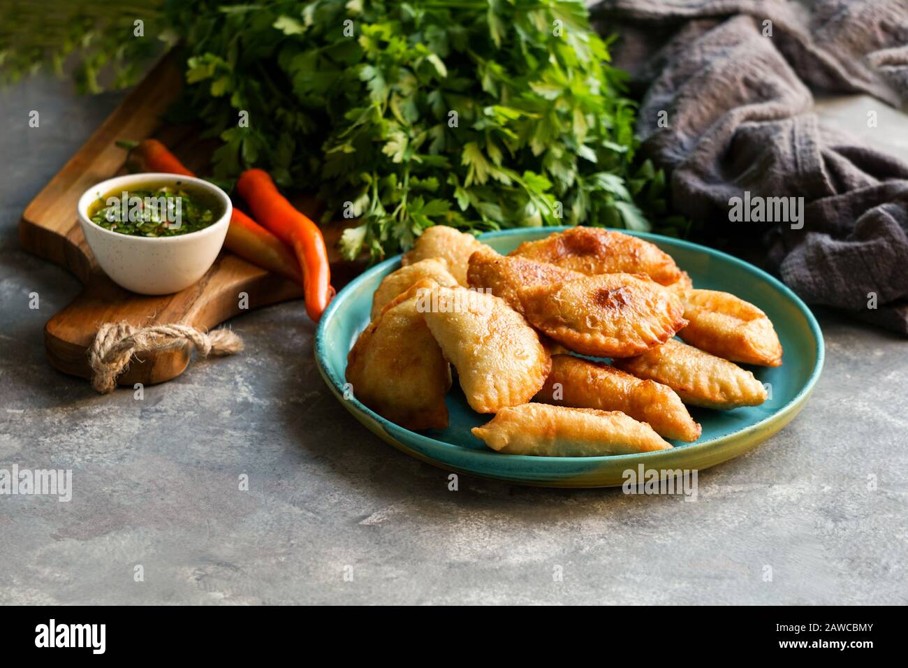 Empanadas de carne argentinas con chimichurri salsa Stockfoto