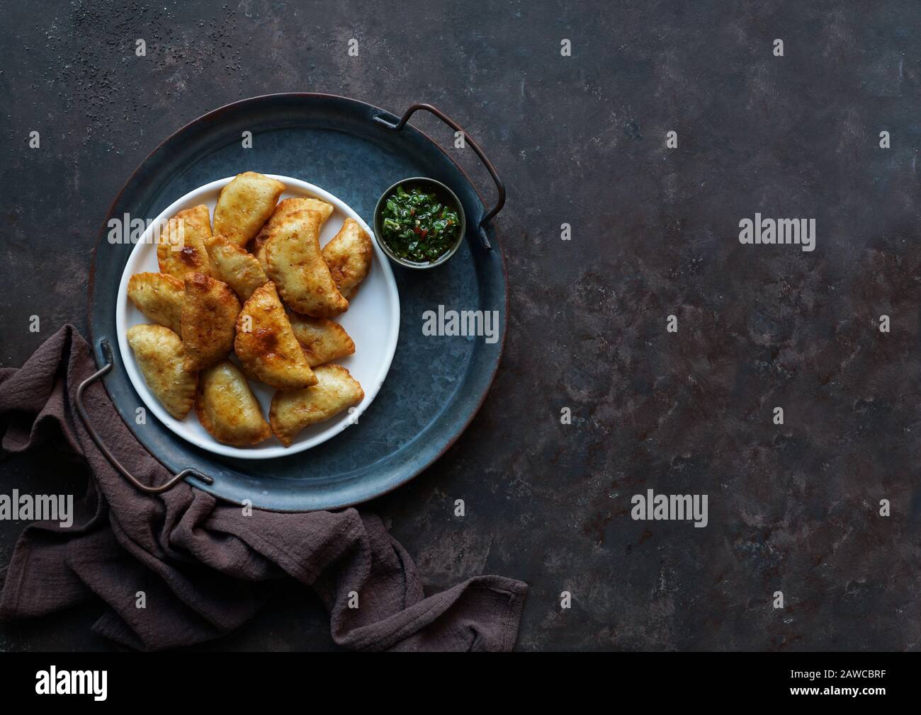 Empanadas de carne argentinas con chimichurri salsa Stockfoto
