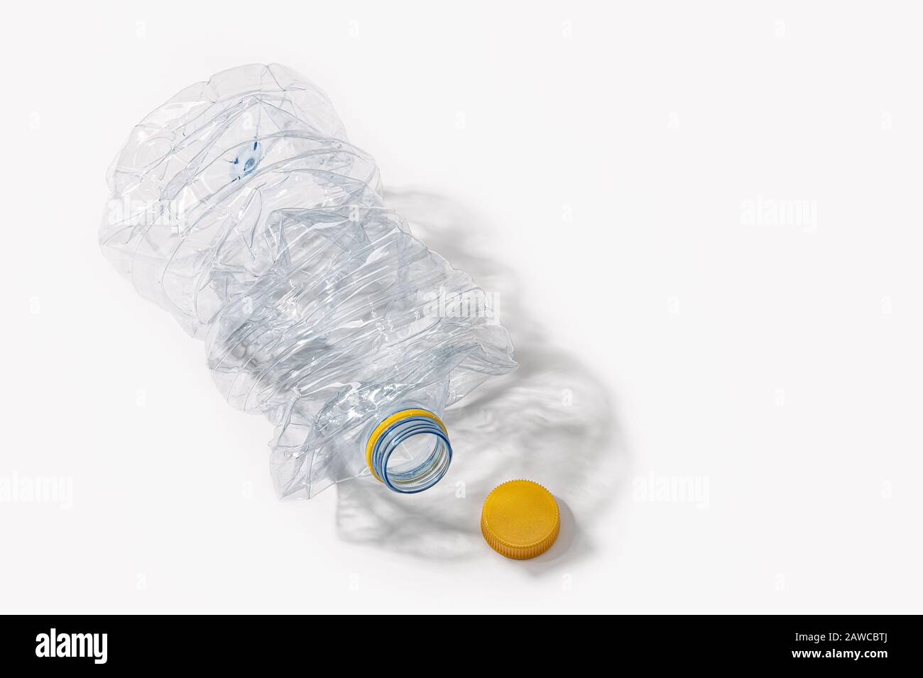 Zerdrückte Kunststoffflasche isoliert auf weißem Hintergrund. Recycling-Konzept. Kopierbereich Stockfoto