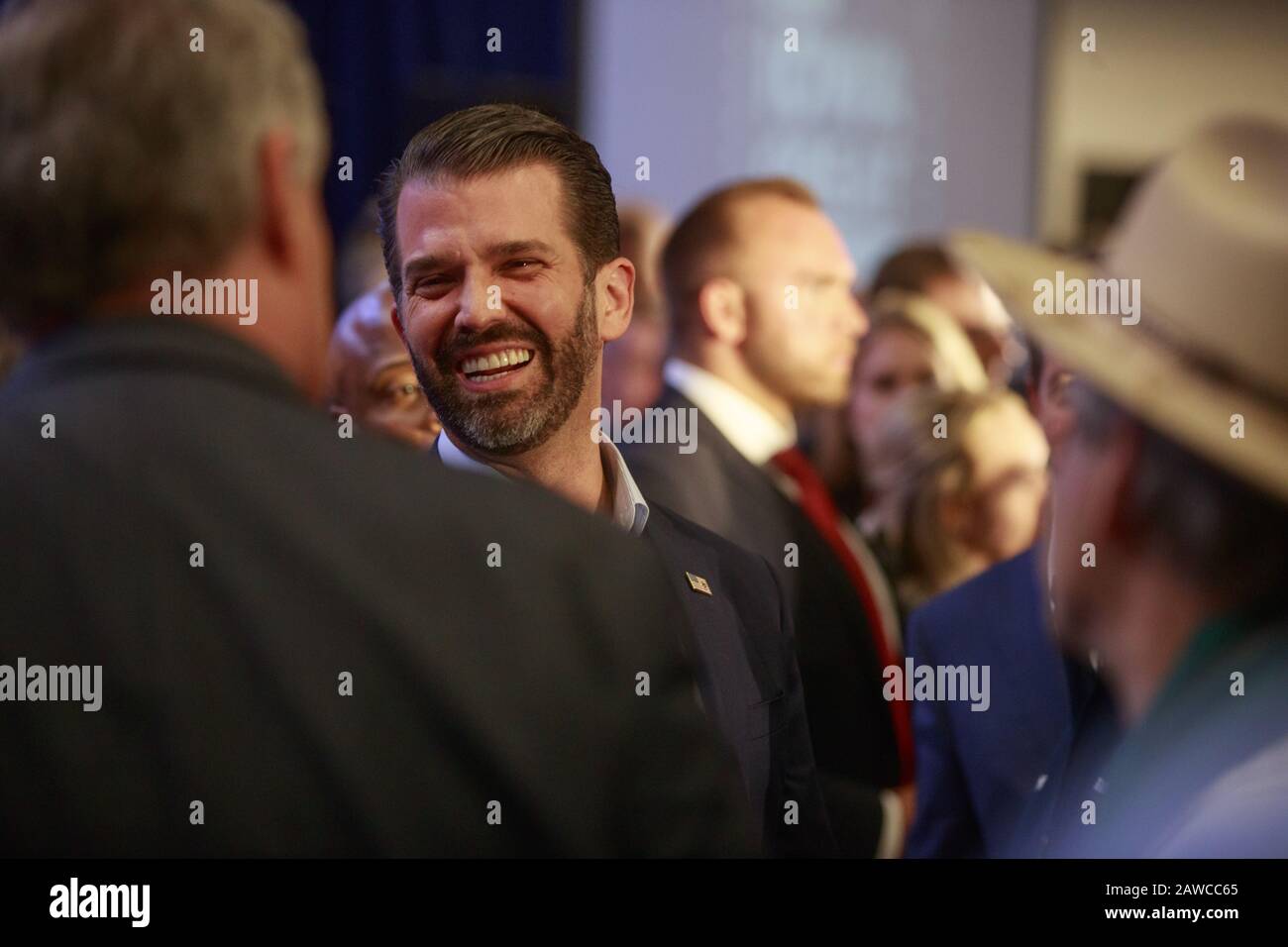 Des Moines, USA. Februar 2020. Präsident Donald J. Trumps Sohn Donald Trump Jr spricht mit den Teilnehmern nach der Großen Pressekonferenz Von Keep Iowa in des Moines. Gutschrift: Jeremy Hogan/SOPA Images/ZUMA Wire/Alamy Live News Stockfoto