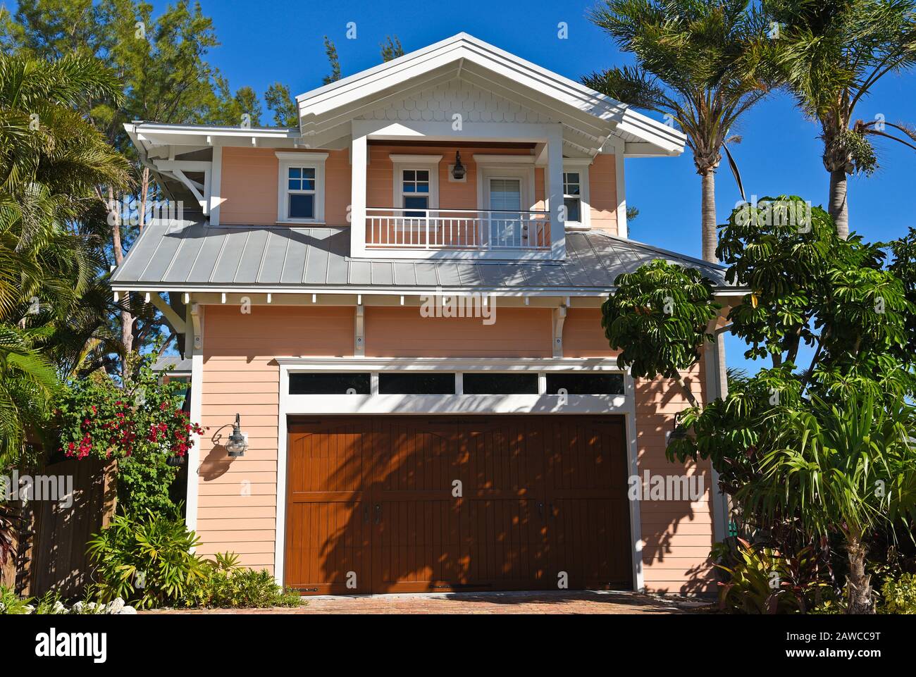 Strand Haus mit Garage und schönen Gärten und Palmen. Stockfoto