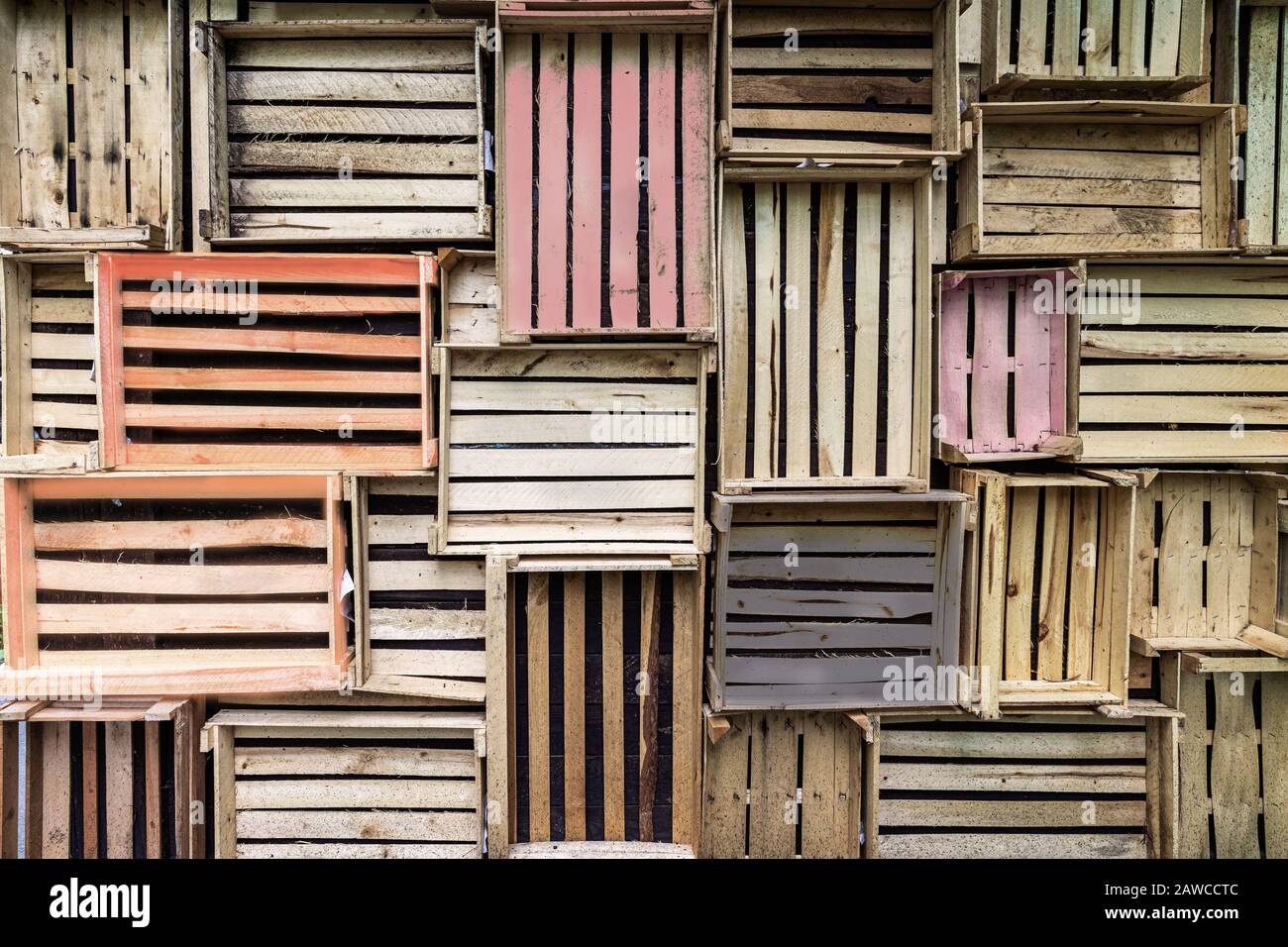 Hintergrund alter Holzkisten, Kisten mit rosafarbenem Rand Stockfoto