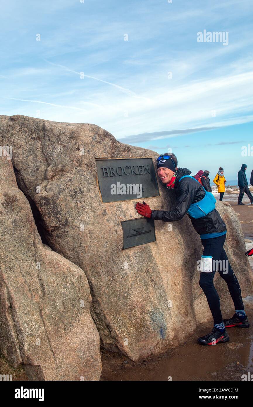 08. Februar 2020, Sachsen-Anhalt, Wernigerode: Florian Reichert ist der erste, der nach der "Brocken-Challenge" den Harzgipfel erreicht hat. Der Sportlehrer erreichte den Brocken nach 6 Stunden und 33 Minuten bei trockenem Wetter, Wind und kühlen Temperaturen. Der 80 Kilometer lange Benefiz-Ultramarathonlauf wird jährlich vom Verein "Ausdauersport für Menschlichkeit" veranstaltet und fand zum 17. Mal statt. Rund 180 Läufer starteten am Morgen um 06:00 Uhr in Göttingen. Das Wetter im Harz dürfte sich in den kommenden Tagen grundlegend ändern. In der Nacht zum Montag erreicht ein Sturmtief den Stockfoto