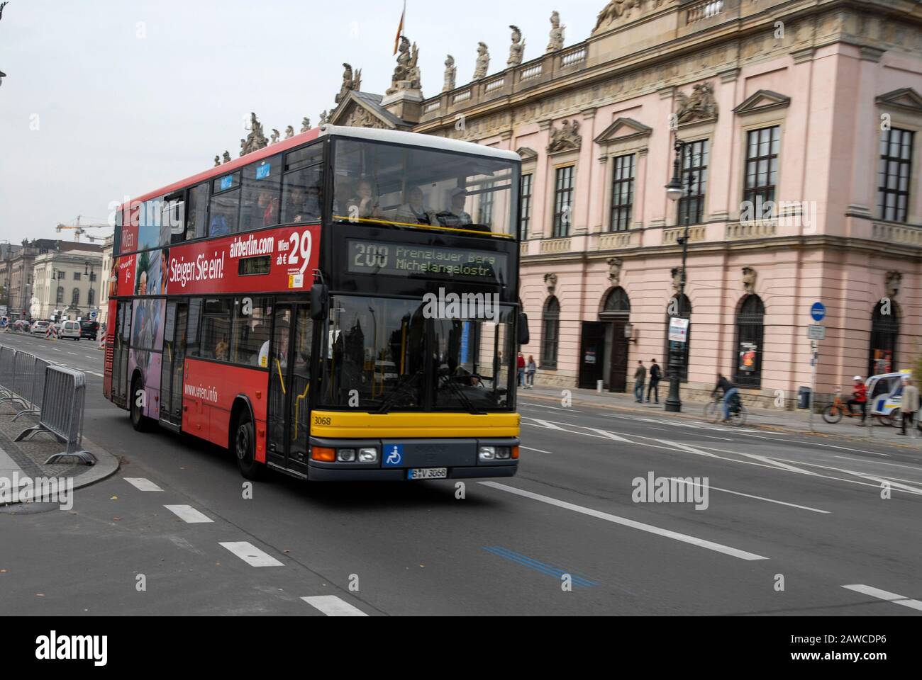 Ein lokaler Busverkehr in Berlin, Deutschland Stockfoto