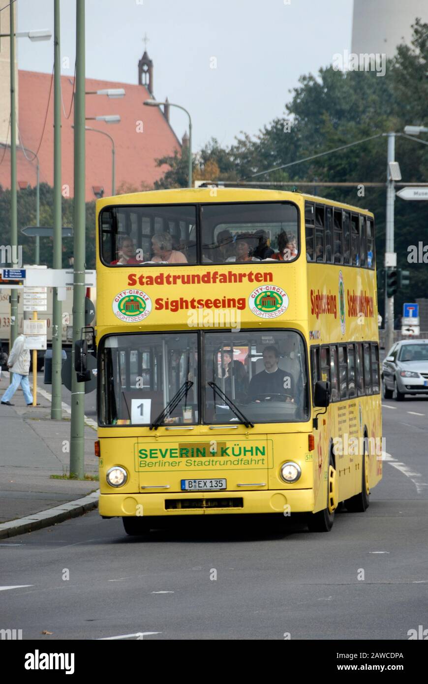 Ein Touristenbus mit Hop-on/Hop-off-Bus in unter den Linden, Ost-Berlin Stockfoto