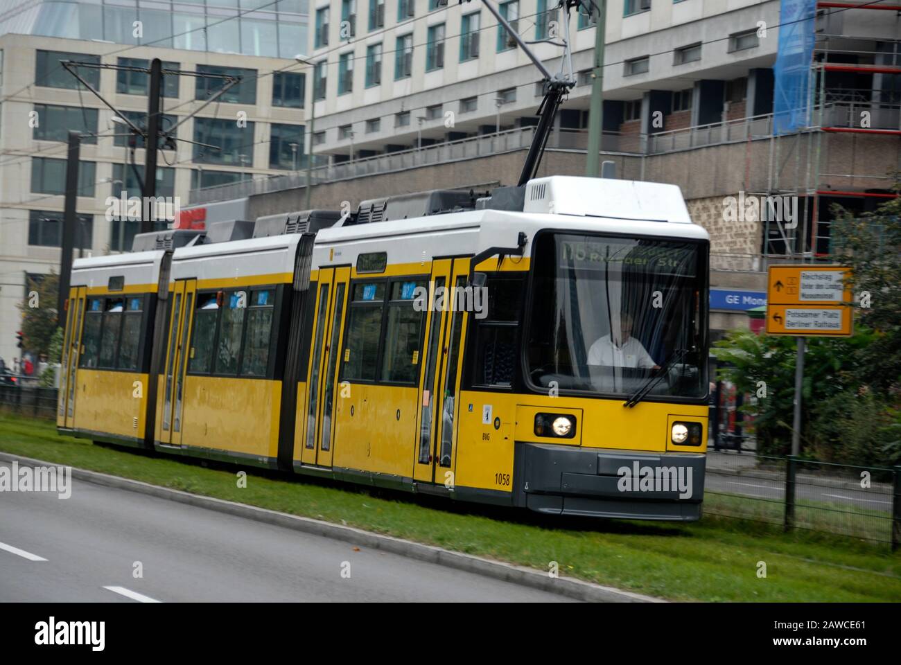 Eine Berliner Straßenbahn in Berlin Stockfoto