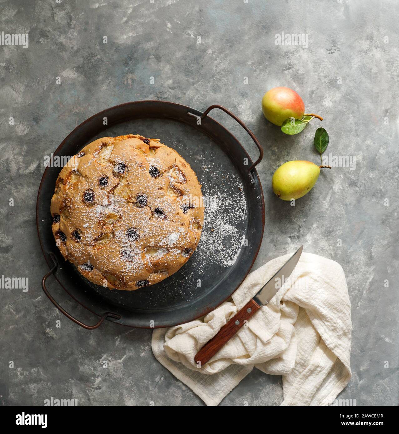 Biskuitkuchen mit Beeren und Birnen Stockfoto