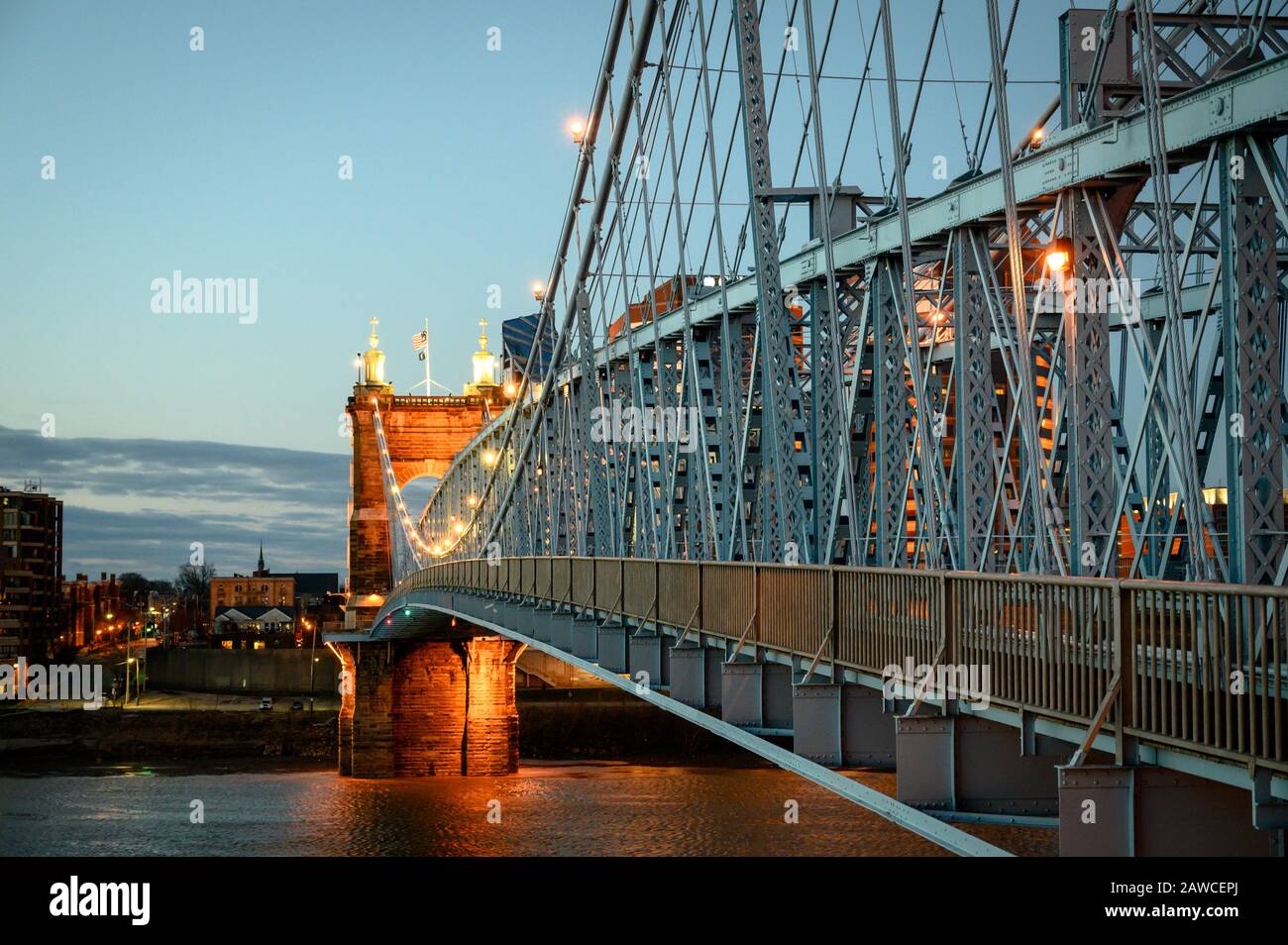 Die John A. Roebling Suspension Bridge überquert den Ohio River in Cincinnati, Ohio Stockfoto