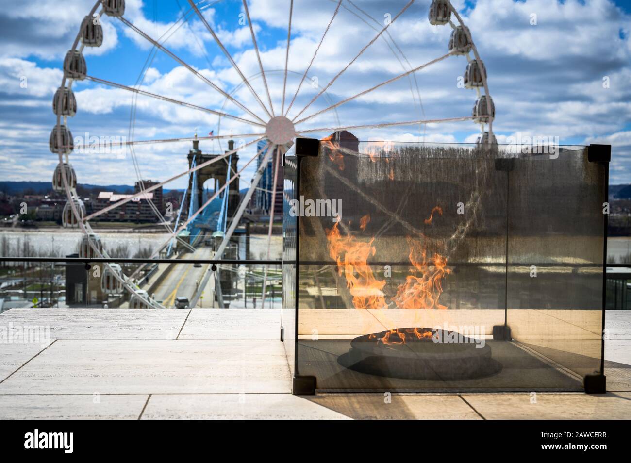 Freedom's Flame im National Underground Railroad Center in Cincinnati, Ohio mit Blick auf das SkyStar Wheel und die Roebling Bridge Stockfoto