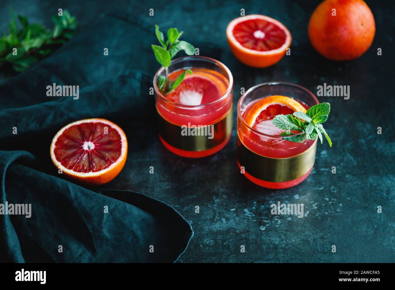 Erfrischender kalter Sommercocktail mit Blutorange und Minze. Stockfoto