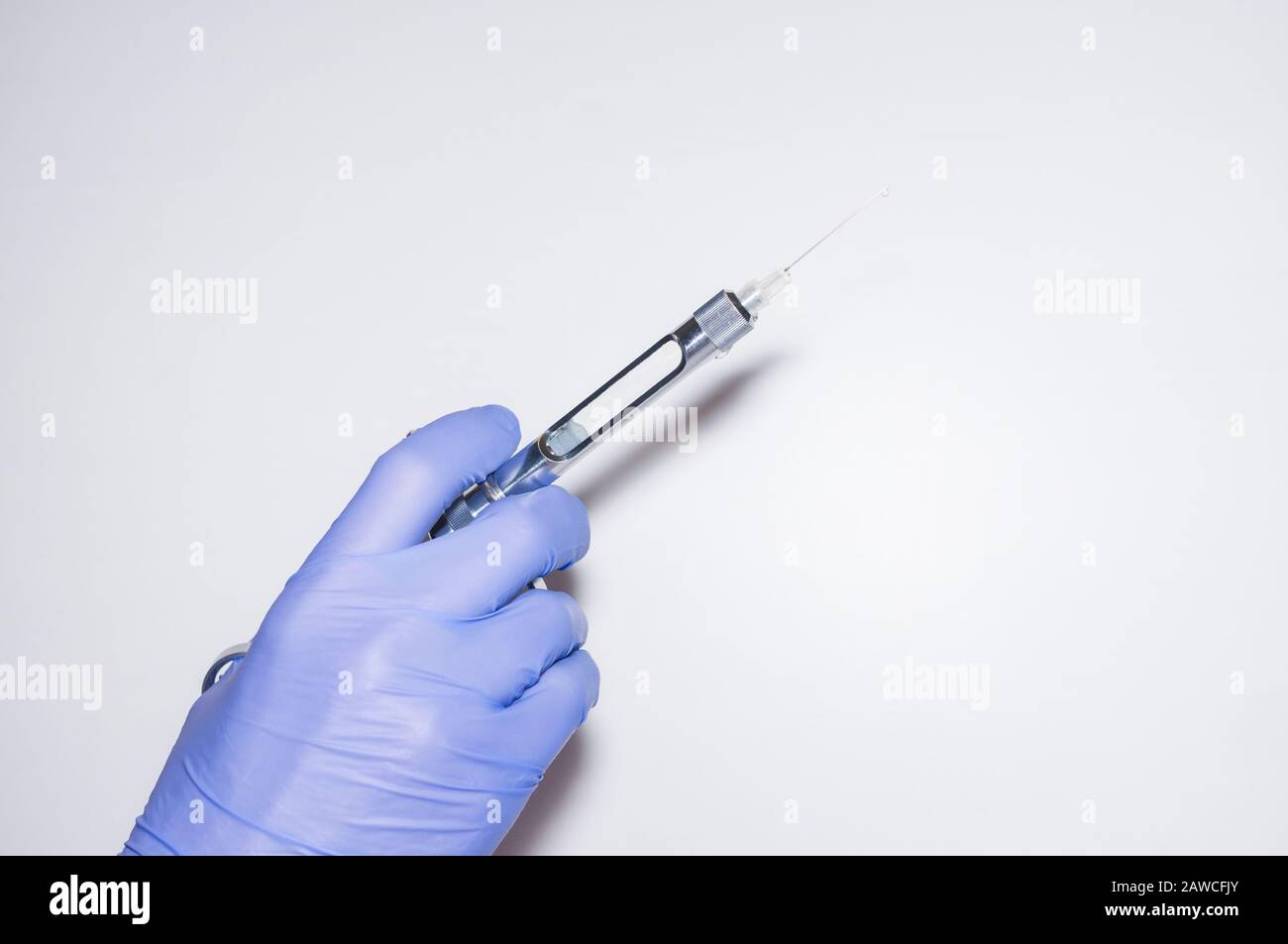 Sterile Carpool-Spritze mit Nadel für lokale Anästhesie in der Hand eines  Zahnarztes. Die lokale Anästhesie ist effektiv und sicher Stockfotografie -  Alamy