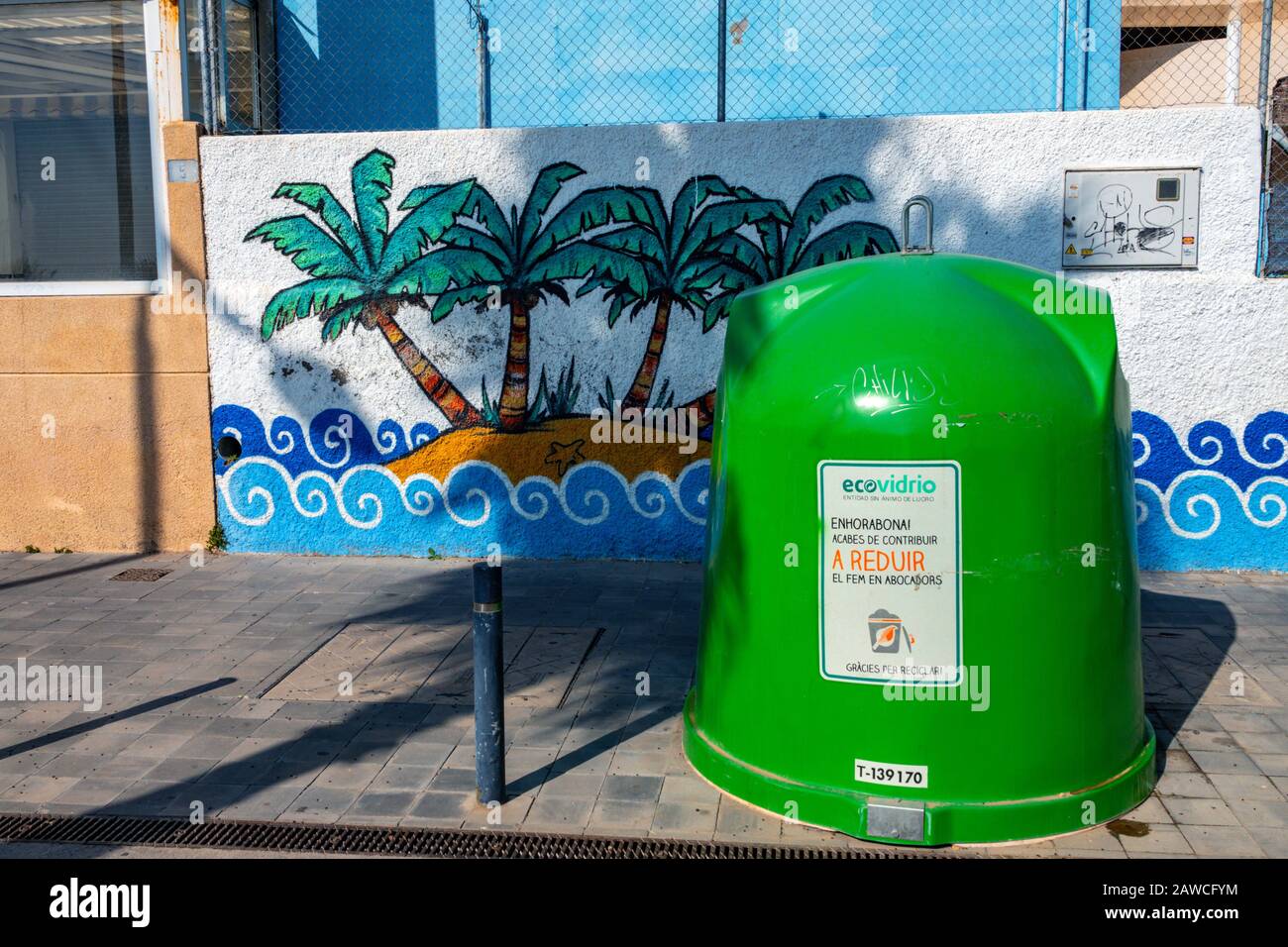 Grüne Kunststoff-Recycling-Behälter, mit Malerei von Palmen, Vilajoyosa, Villajoyosa, Alicante, Costa Blanca, Spanien Stockfoto