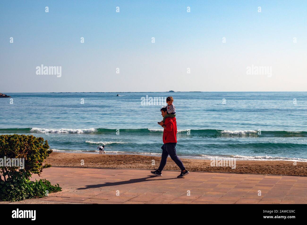 Erwachsene mit Kind, Spaziergang auf der Promenade, Vilajoyosa, Villajoyosa, Alicante, Costa Blanca, Spanien Stockfoto