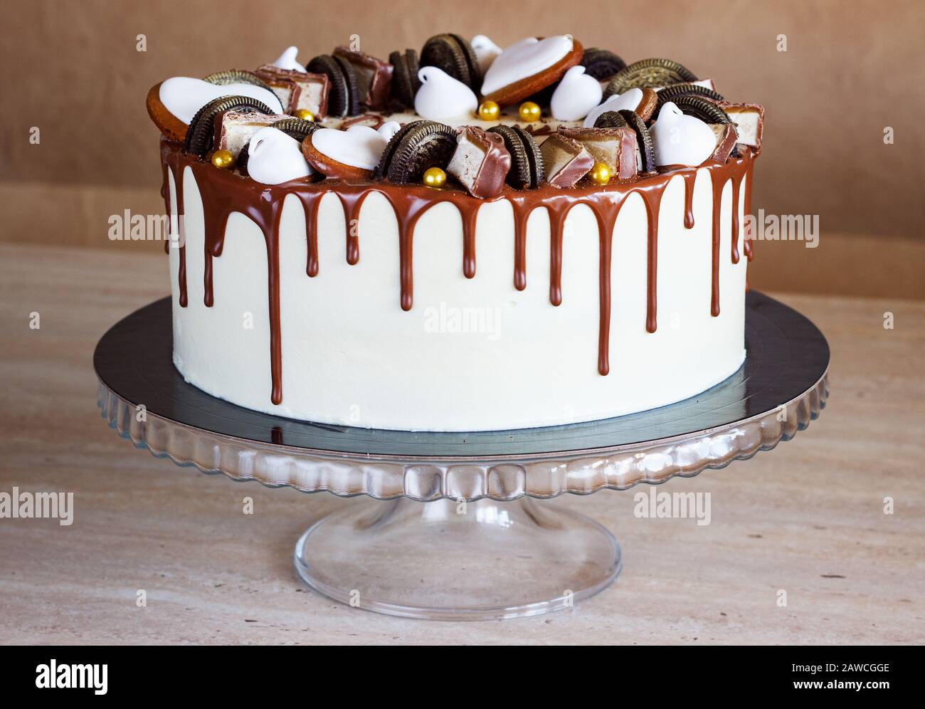 Männlich, Stylisch, Chocolate Cake mit Fudge Drizzled Icing Stockfoto