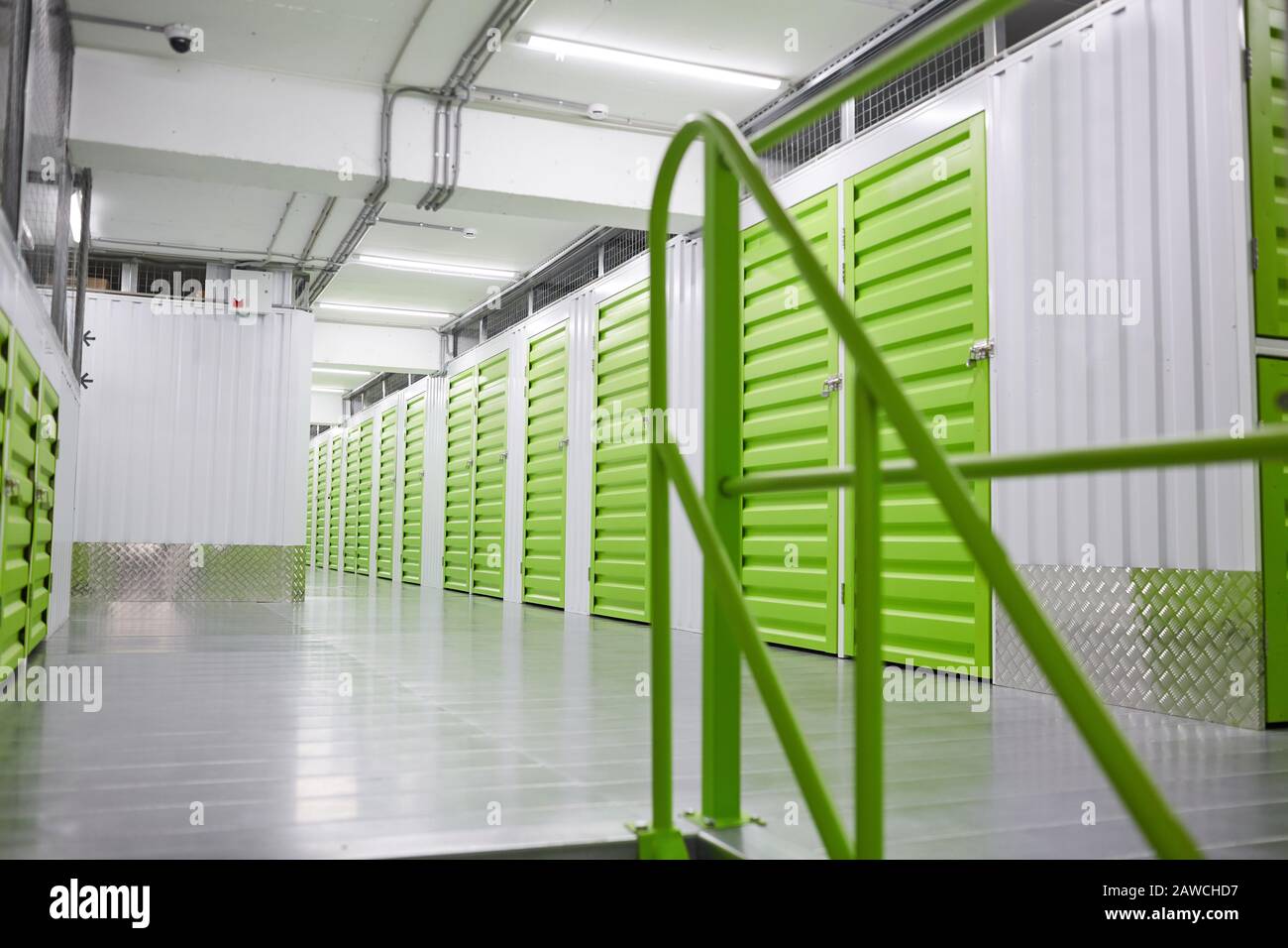 Bild von leerem Warenhaus mit grünen Aufbewahrungsboxen Stockfoto