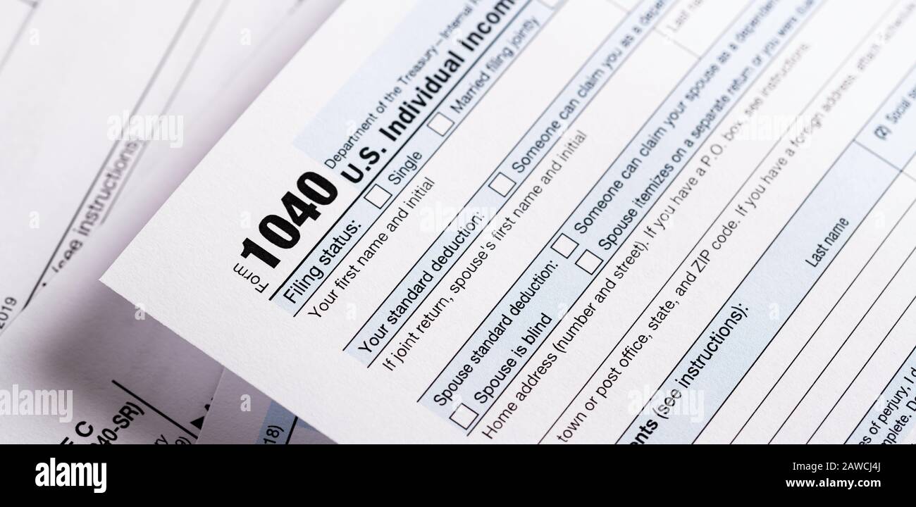 Ein Stapel von Steuerformularen der Vereinigten Staaten für Einzelpersonen. Stockfoto