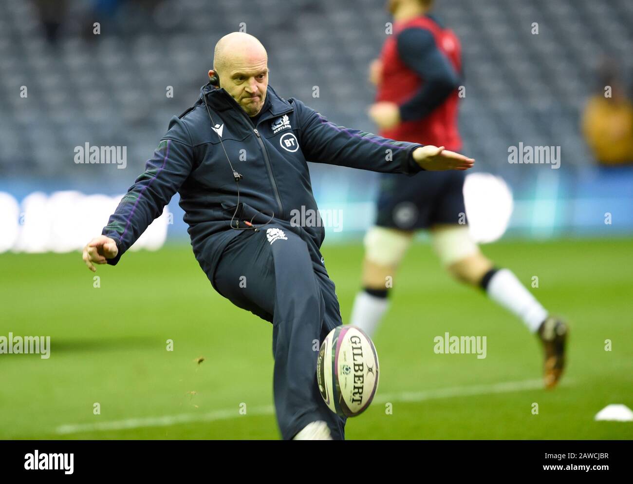 Edinburgh, Schottland, Großbritannien. Februar 2020. Edinburgh, Schottland, Großbritannien. Guinness Six Nations Test: Schottland gegen England. Schottland-Trainer Gregor Townsend beim Aufwärmen. Kredit: Ian Rutherford/Alamy Live News Stockfoto