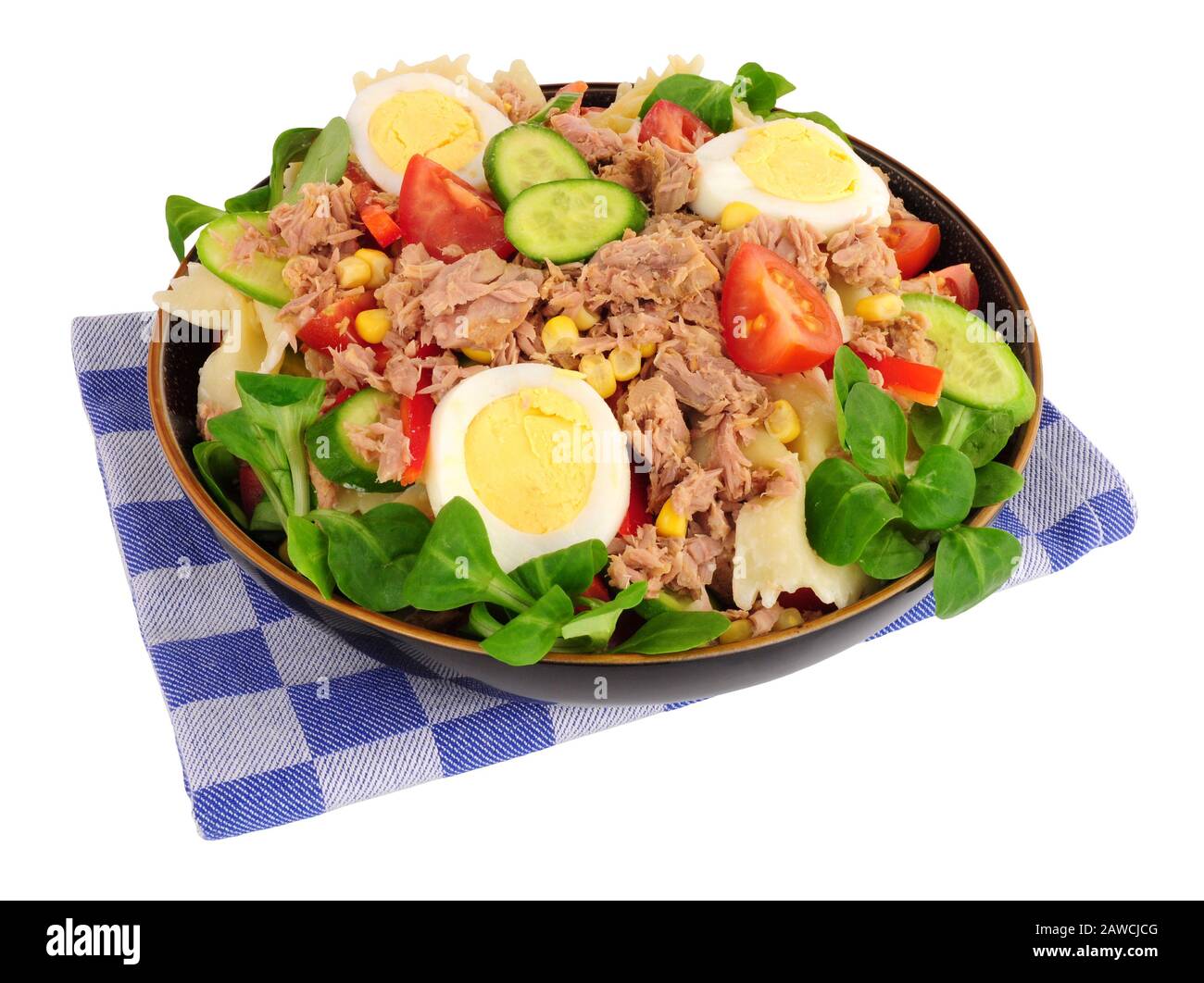 Thunfisch- und Nudelsalat mit gekochtem Ei, isoliert auf weißem Grund Stockfoto