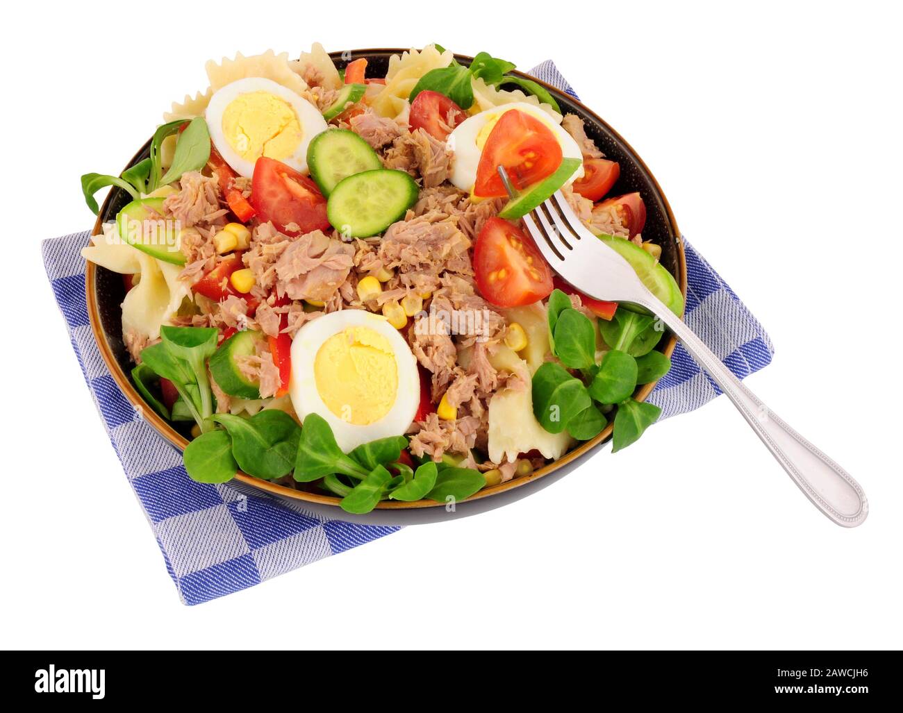 Thunfisch- und Nudelsalat mit gekochtem Ei, isoliert auf weißem Grund Stockfoto