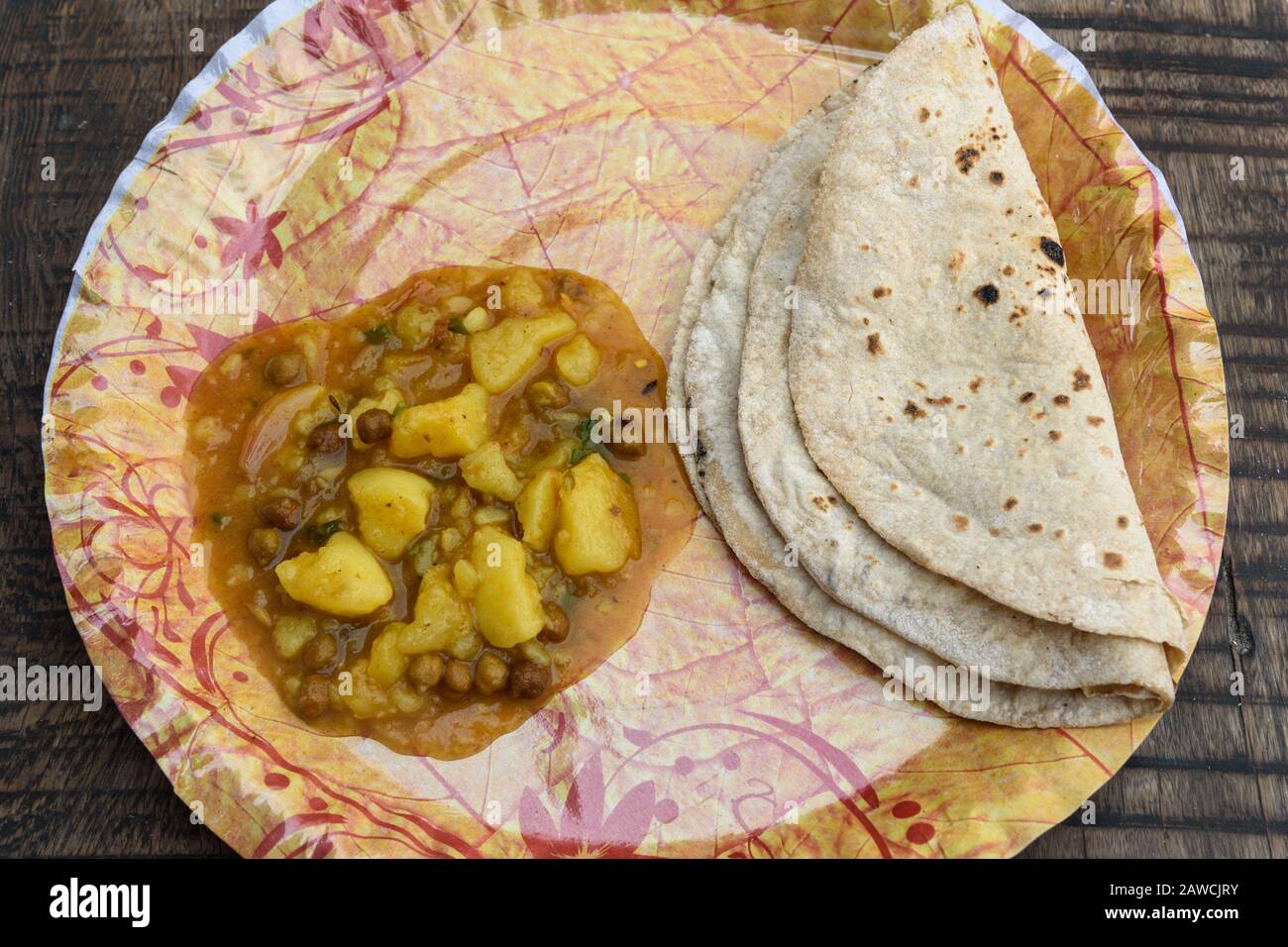 Indische Straßennahrung chapati mit dhal Stockfoto