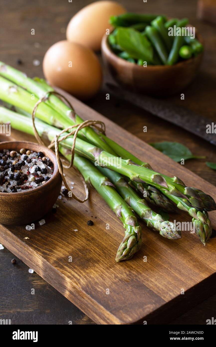 Superfood. Grüner Spargel auf rustikalem Holzhintergrund. Stockfoto