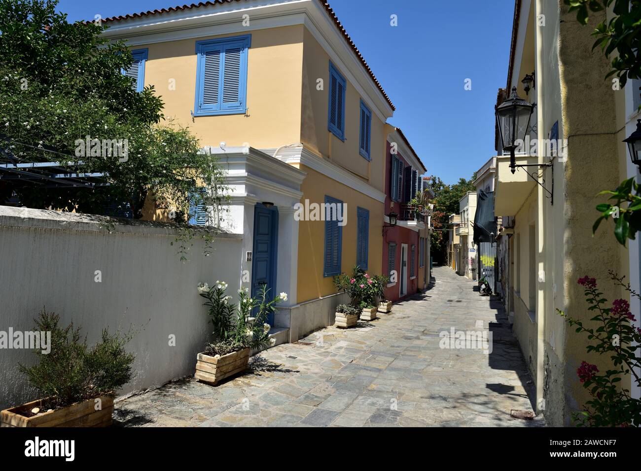 Athen, Griechenland - 7. Juli 2018: Buntes Haus in einer ruhigen Straße in Athen Stockfoto