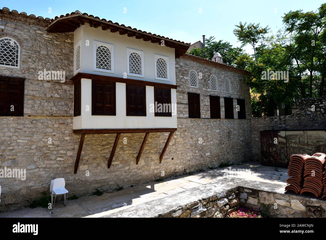 Neu errichtetes Balkon in diesem renovierten Gebäude Stockfoto