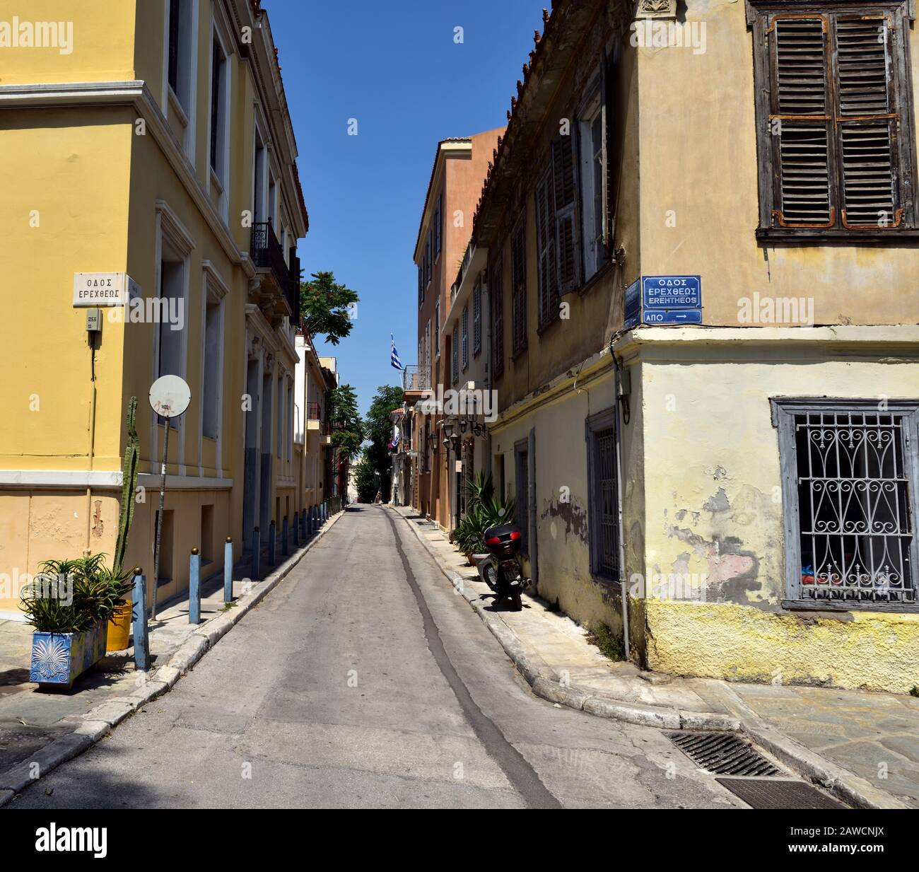 Athen, Griechenland - 7. Juli 2018:Sunshine in einer ruhigen Straße in Athen Stockfoto