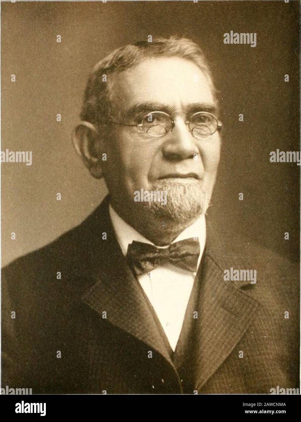 Pioniere des Polk County, Iowa und Erinnerungen an frühe Tage. JudgeCole, John A. Kasson und andere verdrehten die Statuten, Zirkusse und Fakten vor seiner Bar. Seine Entscheidungen wurden rarelv rückgängig gemacht. Politisch war er ein Whig, ein starker Abolitionist, ein persönlicher Freund des alten John Brown und gehörte mit Isaac Brandt zu den Direktoren der Fndergi-ound Railroad von Missouri nach Can-Ada. Während des "Know-jSTothing"-Verrückens wurde er verdächtigt zu wissen, was sav zu wissen, wenn er gefragt wurde, wie lange ist es? BV ein Mann mit der zweiten Ziffer seiner rechten Hand zwischen den Knöpfen der Zisweste oder wo Stockfoto