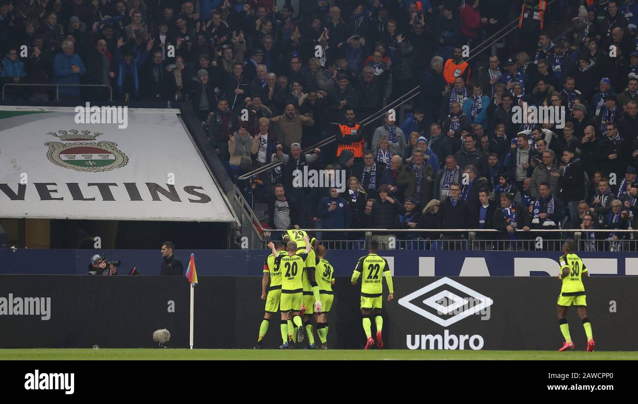 Firo: 08.02.2020 Fußball, 2019/2020 1.Bundesliga: FC Schalke 04 - SC Paderborn jubilieren Paderborn zu Klaus Gjasula > Einsatz weltweit Stockfoto