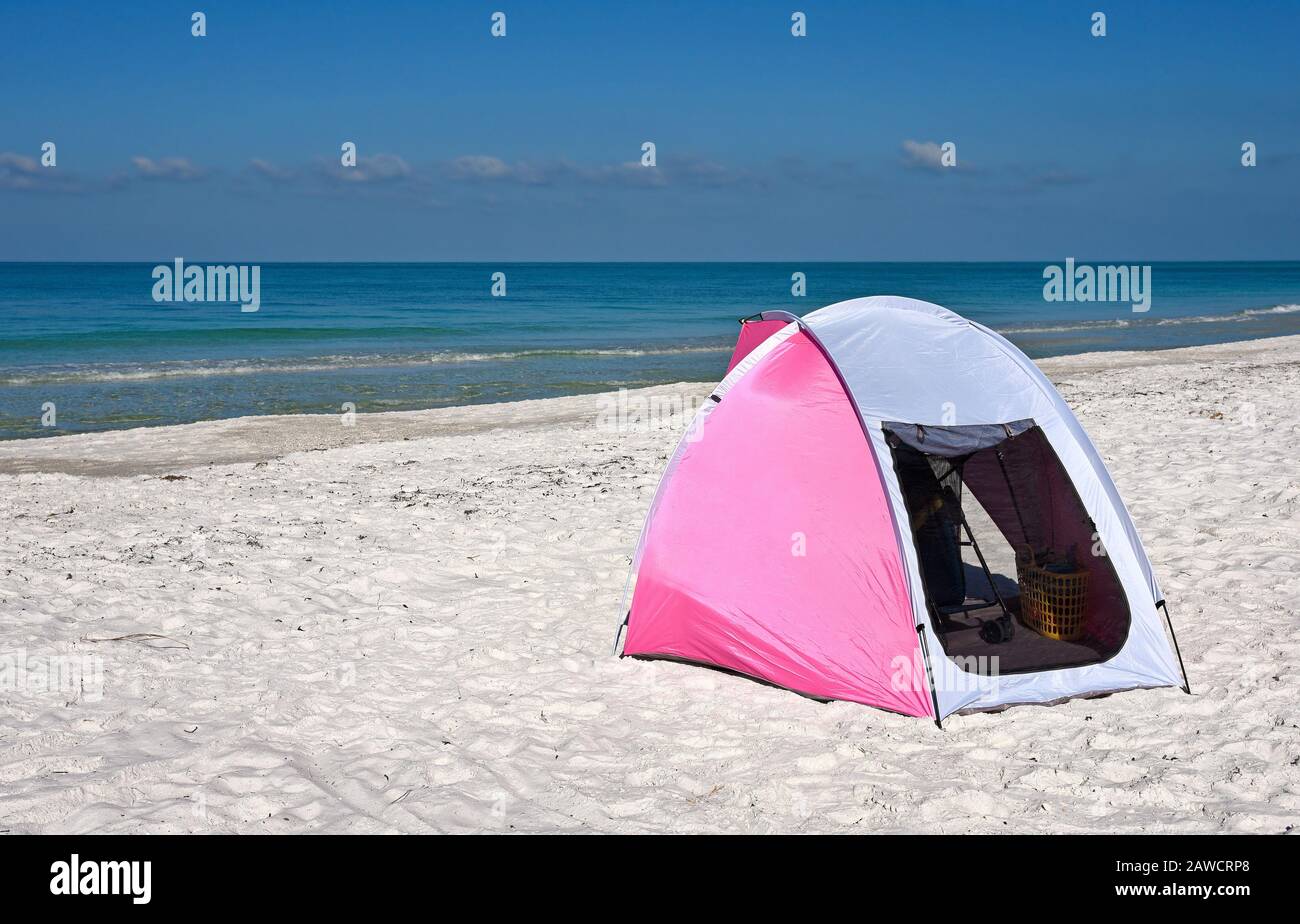 Ein Pink-und-Weiß-Zelt für tragbare Kinderunterkünfte am Strand Stockfoto