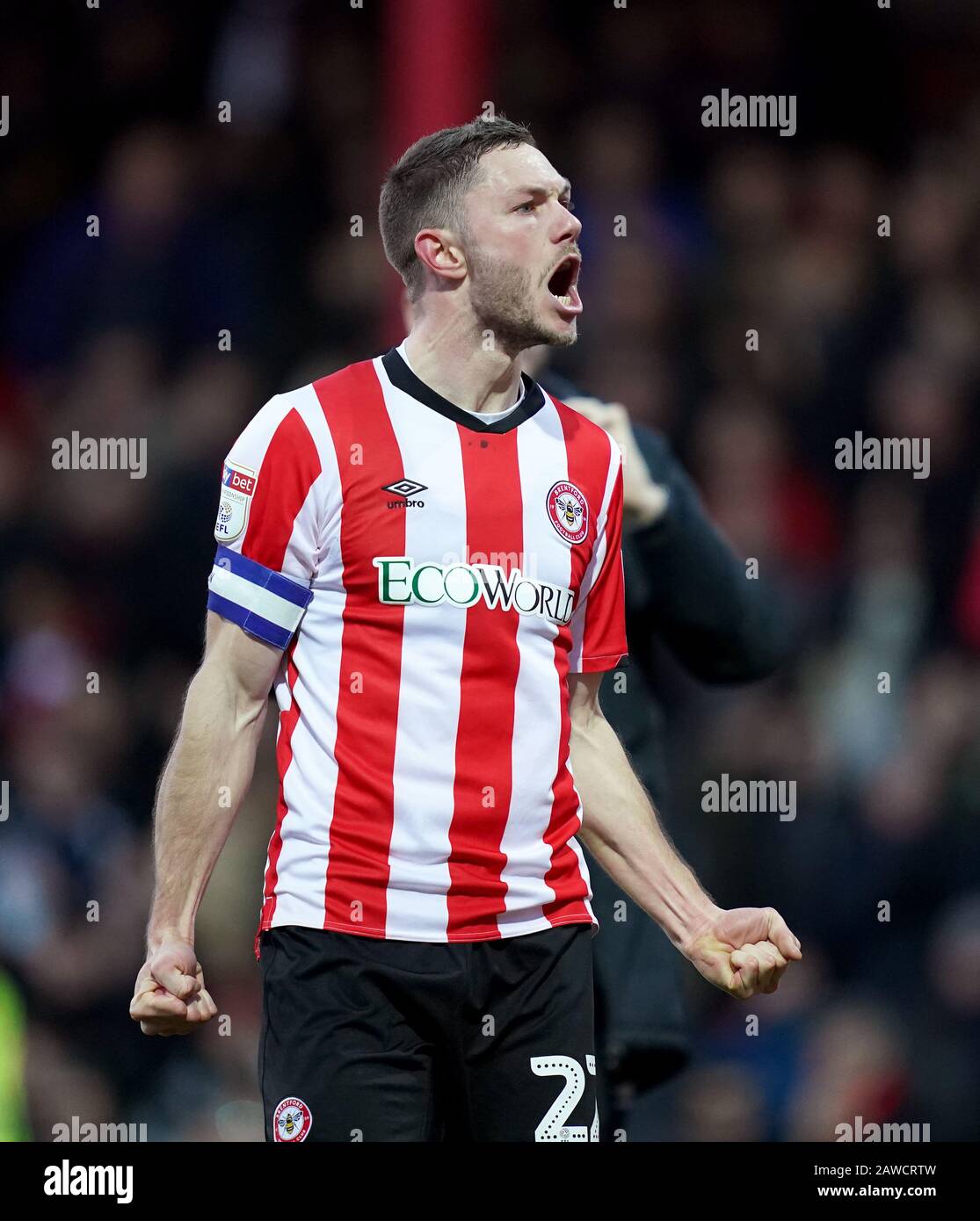 Henrik Dalsgaard von Brentford feiert am Ende des Sky Bet Championship Matches im Griffin Park, London, ihren Sieg. Stockfoto