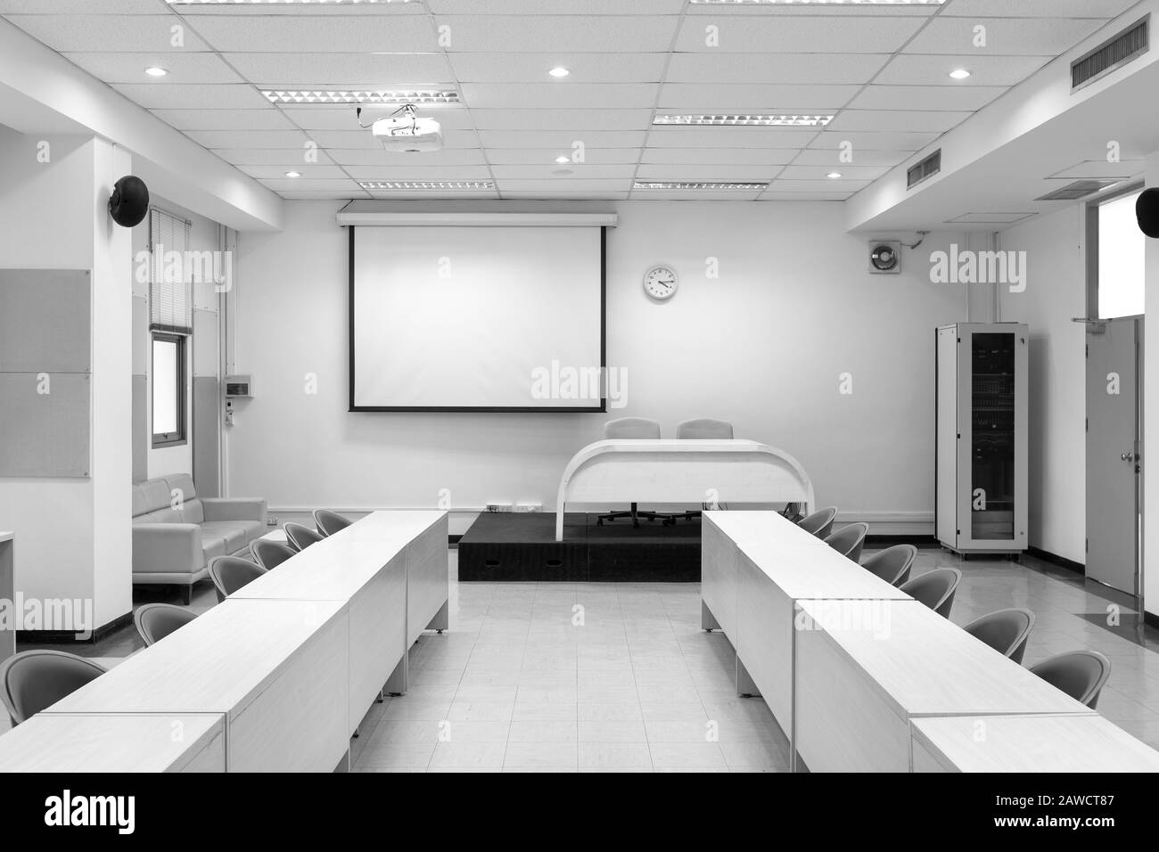 Konferenzraum, Tagungsraum, Konferenzraum, Klassenzimmer, Büro, mit weißem Projektorboard. Stockfoto