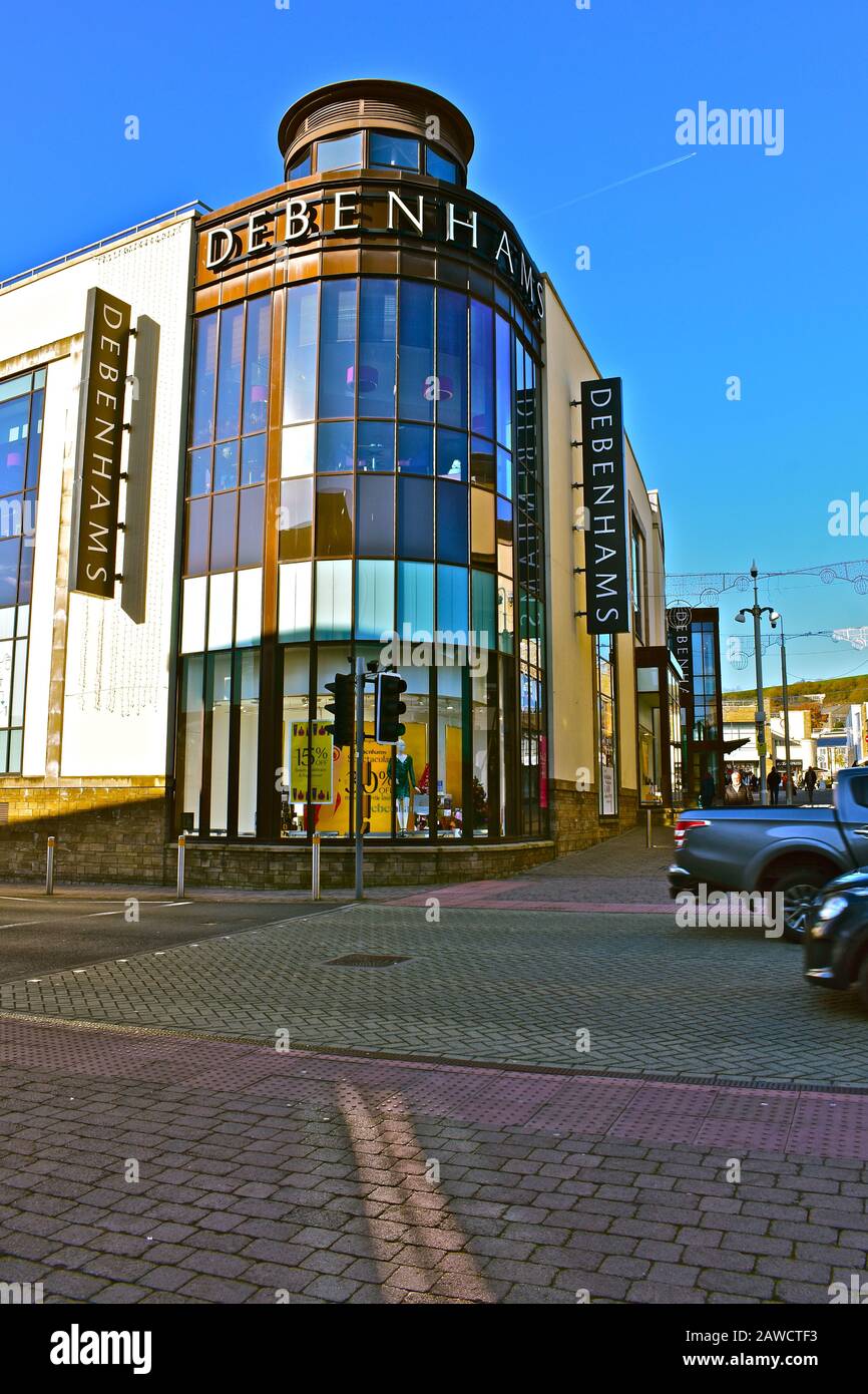 Imposanter Blick auf das Kaufhaus Debenhams im Einkaufszentrum St Catherine's Walk. Stockfoto