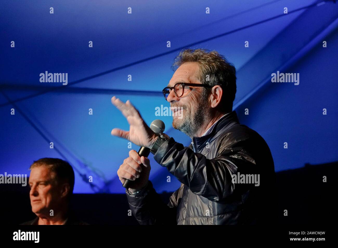 Kieselstrand, USA. Februar 2020. Monterey, Kalifornien, USA 7. Februar 2020 Huey Lewis erzählt Witze statt zu singen (er ist jetzt taub) bei der Halbzeit-Freiwilligenparty am zweiten Tag des AT&T Pro-Am PGA Golf-Events am Pebble Beach, befgore erscheint er bei den Oscars am Sonntag Credit: Motofoto/Alamy Live News Stockfoto