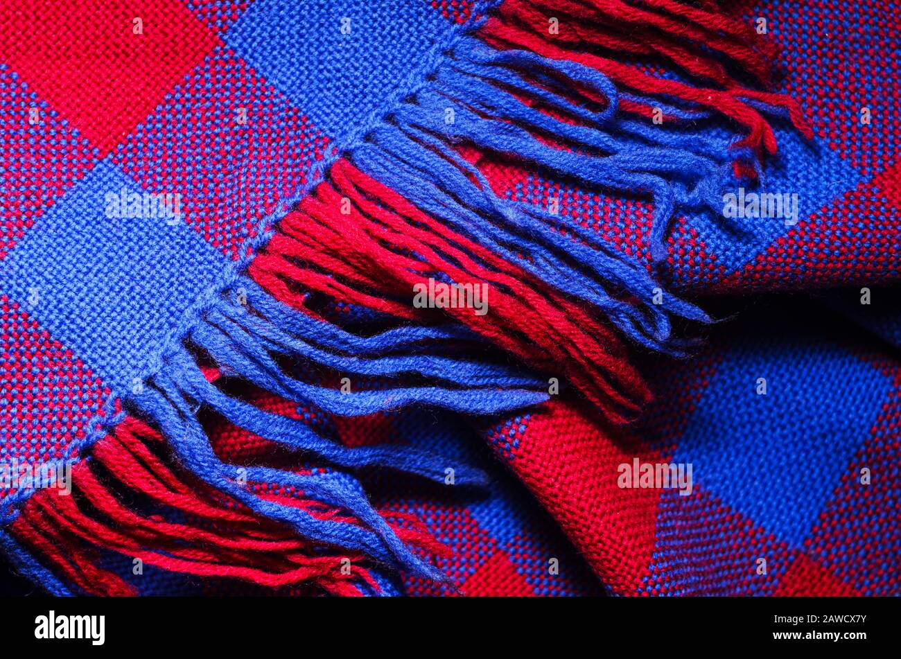 Blau und rot karierter Schal mit Fransen als Hintergrund Stockfoto